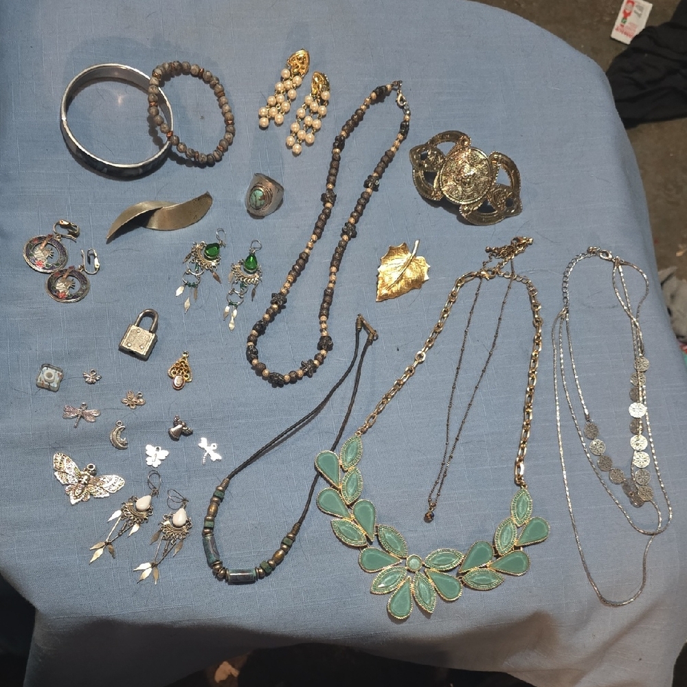 Estate jewelry Lot. Unsearched